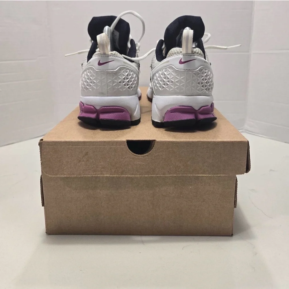 Nike Zoom Vomero‎ 5 Hot Fuchsia size 7Y